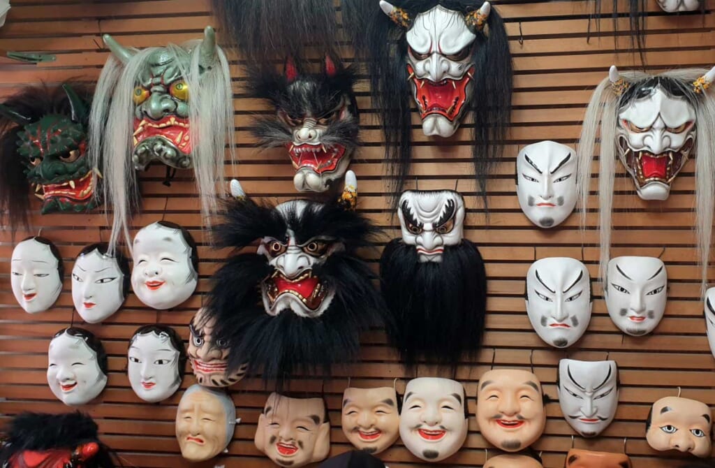 Un assortiment de masques traditionnels utilisés lors des danses Kagura de la région d'Iwami