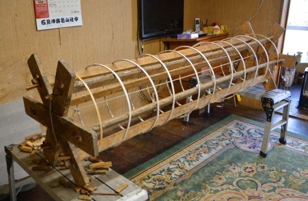 structure en bambou d'un costume de traditionnel de serpent au Japon