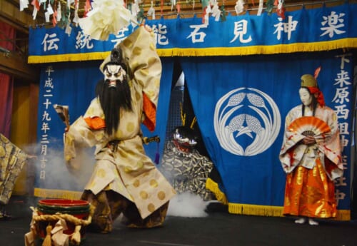 Un spectacle d'Iwami Kagura dans un sanctuaire