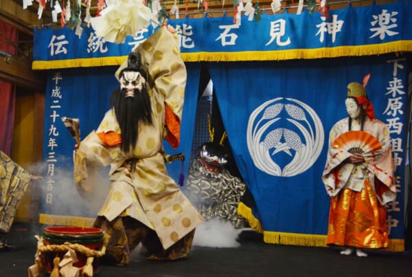 Un spectacle d'Iwami Kagura dans un sanctuaire