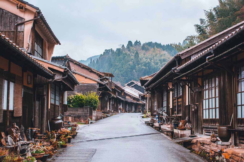 Une rue bordée de maisons japonaises traditionnelles