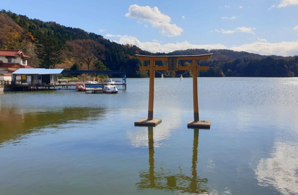 Un torii japonais sur un lac