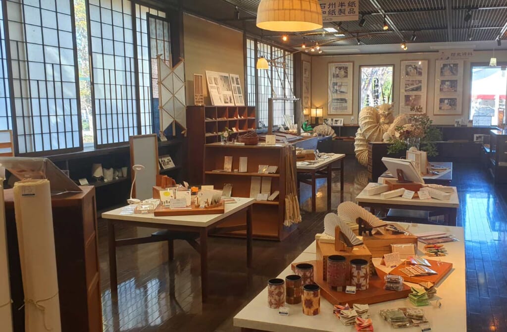 Une boutique japonaise proposant de nombreux objets en papier washi
