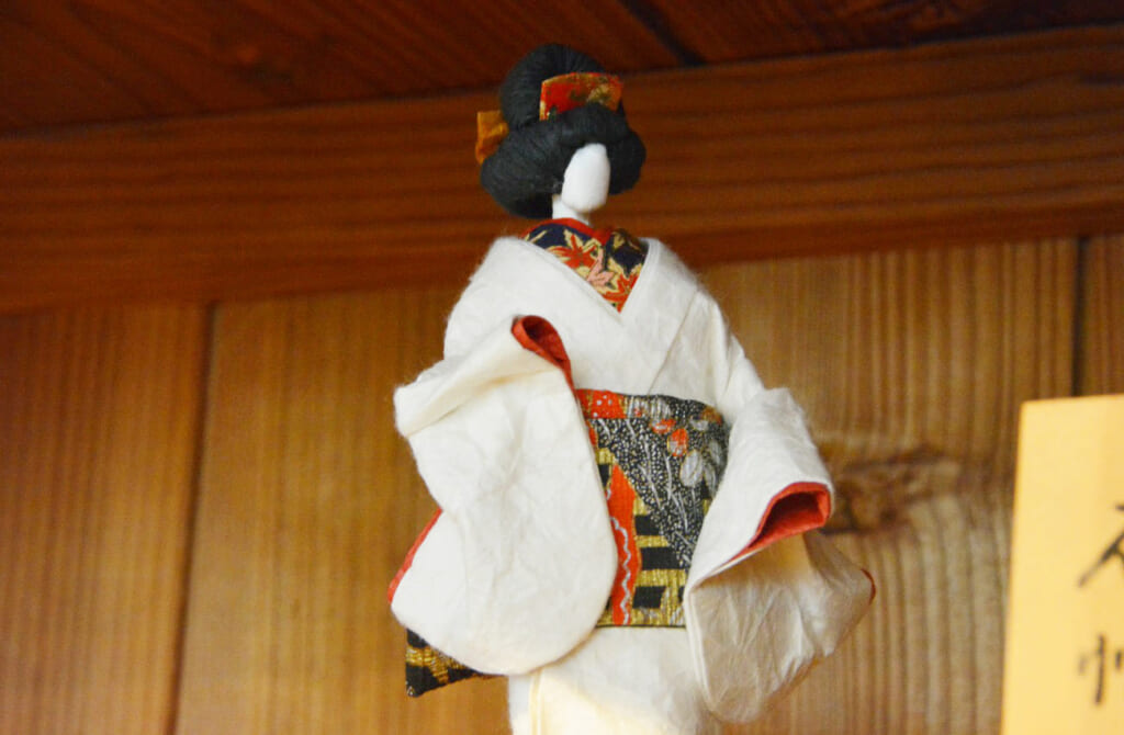 Une poupée japonaise faite en papier washi