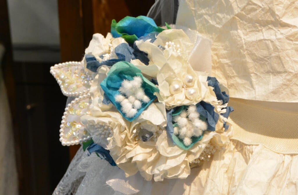 Un bouquet de mariage fabriqué à partir de papier washi