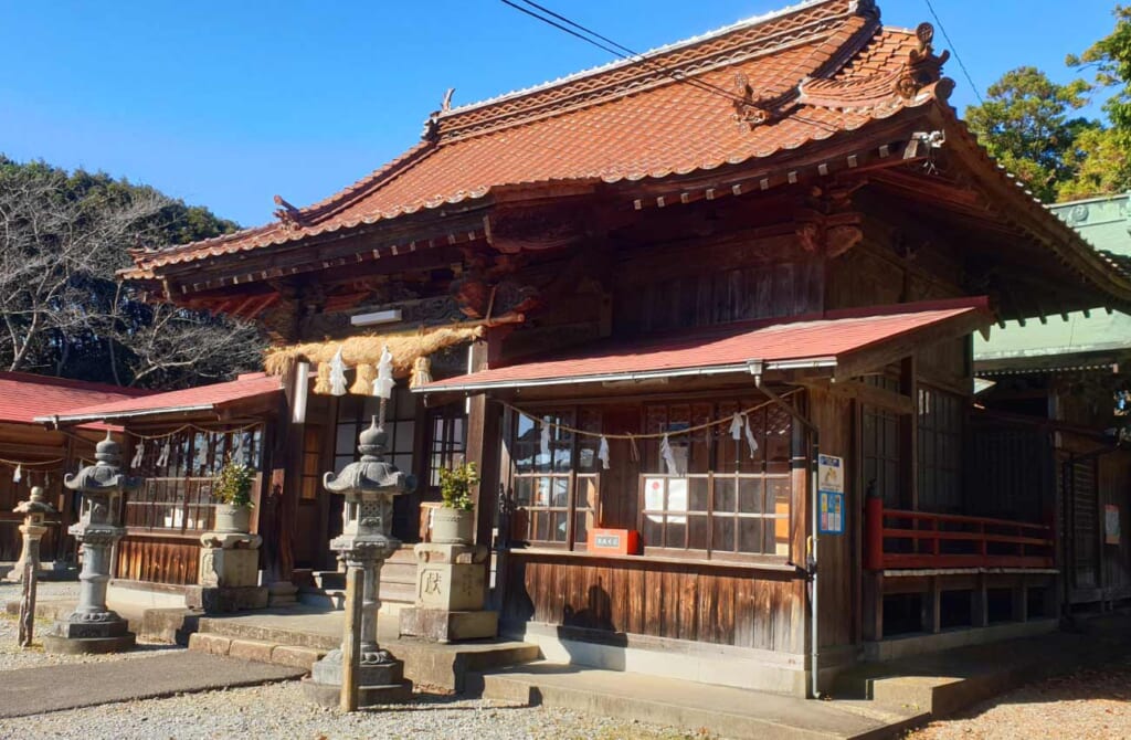 Un sanctuaire japonais aux tuiles rouges