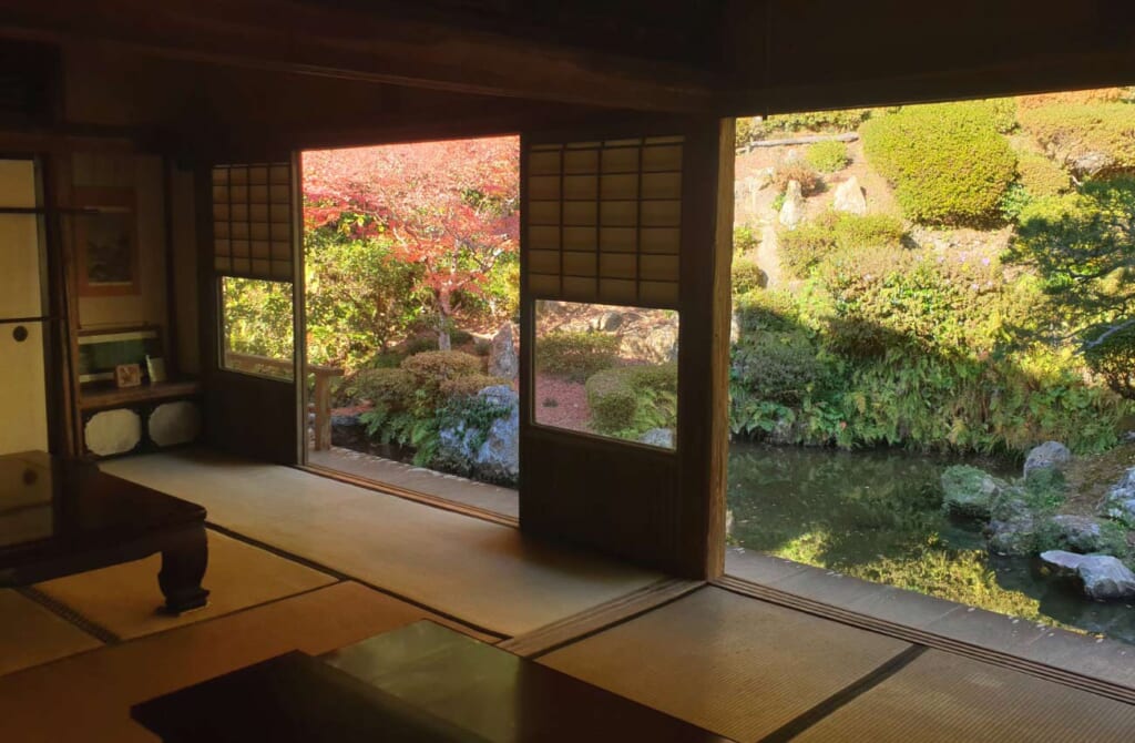 Pièce japonaise traditionnelle dans un temple avec vue sur un jardin japonais