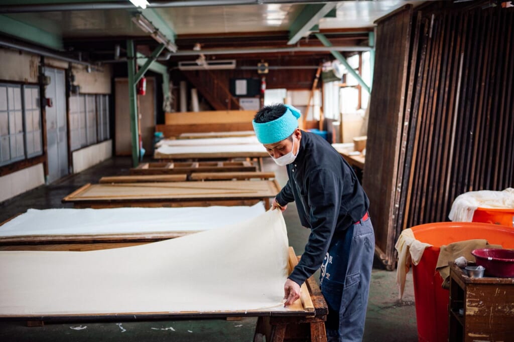 Artisan dans un atelier de papier japonais washi
