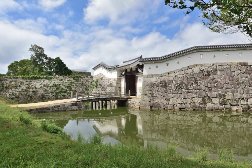 Douves des ruines du château japonais d'Ako