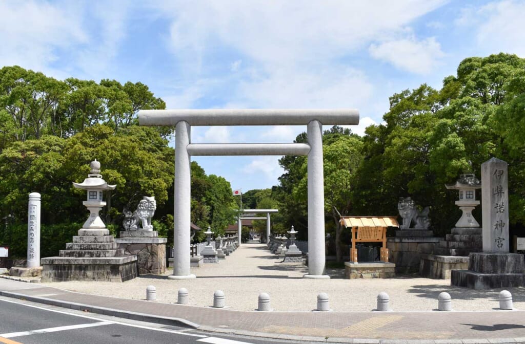 Torii de pierre du sanctuaire shinto Izanagi