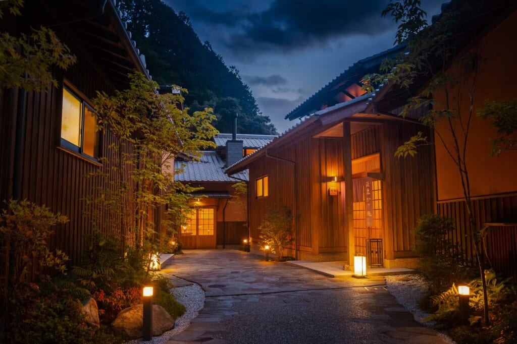 Yunotani Senkei la nuit, hébergement luxueux dans des bâtiments traditionnels japonais