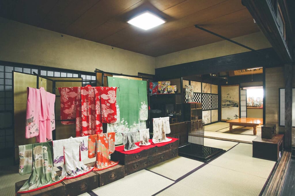 Des kimonos dans une maison traditionnelle japonaise
