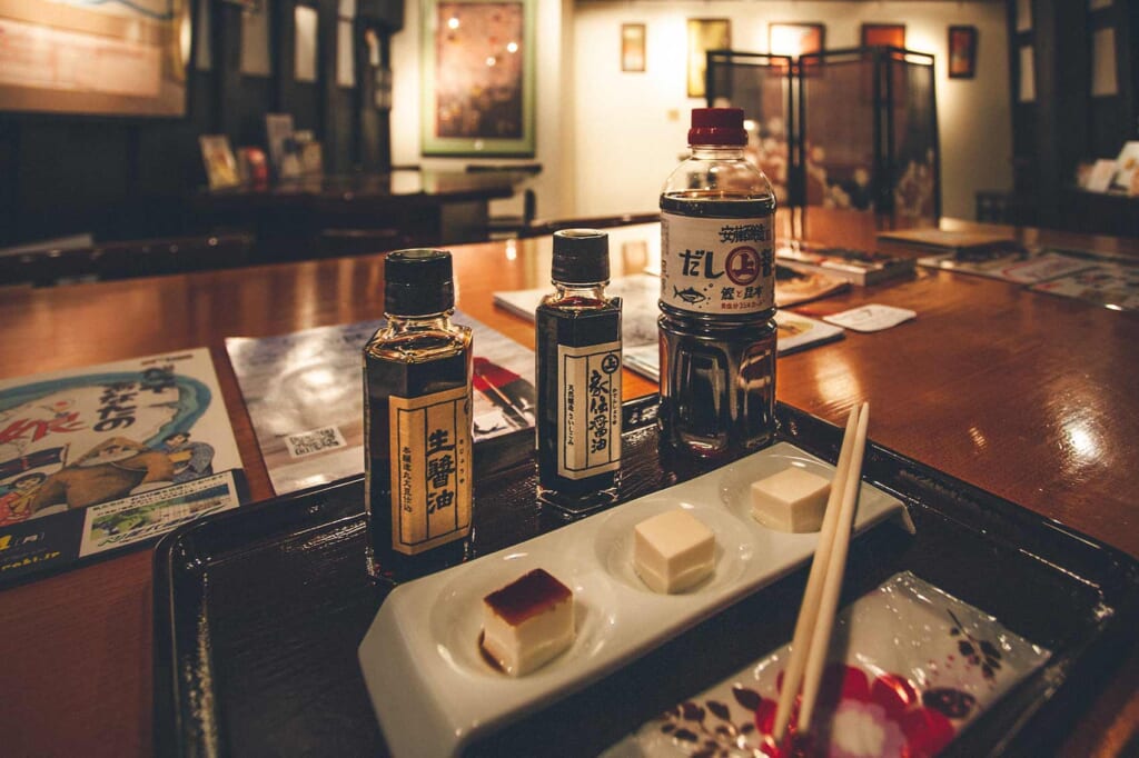 Différentes sauces soja dans une brasserie artisanale du Japon