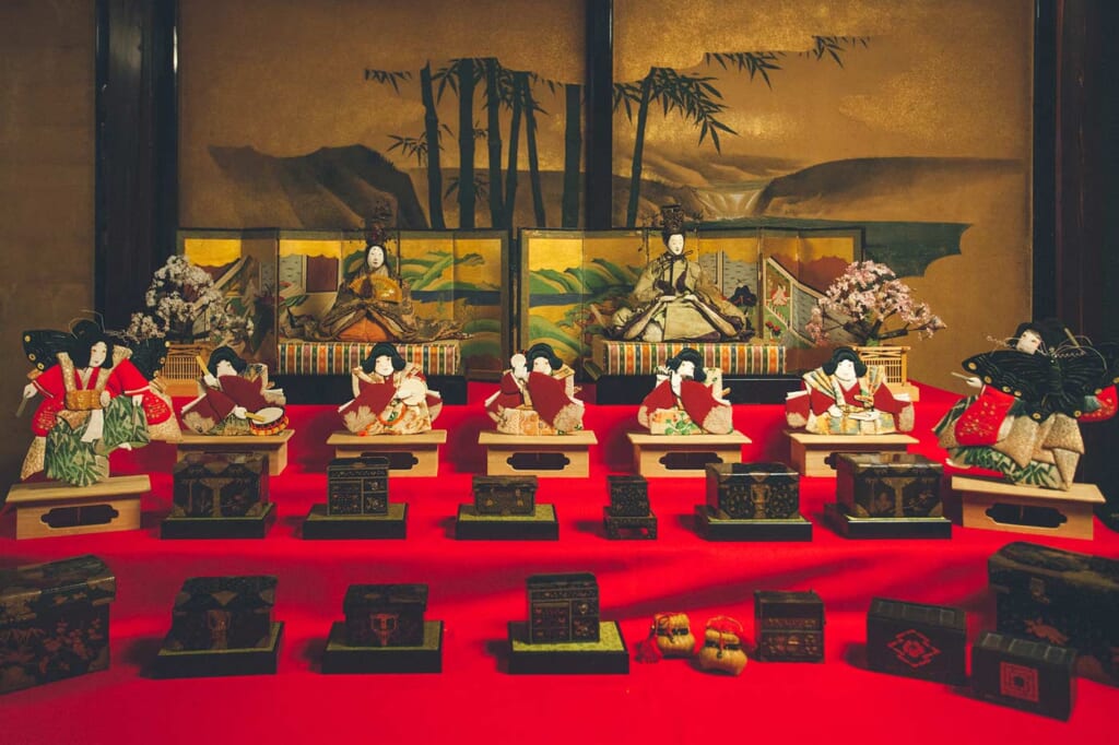 Poupées japonaises artisanales exposées lors de Hina Matsuri