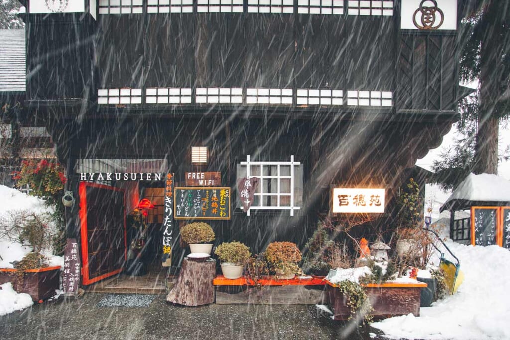 L'entrée d'un restaurant japonais sous la neige