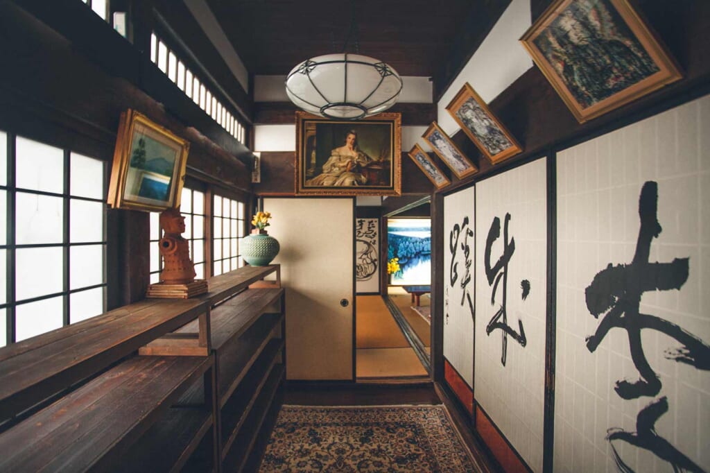 couloir richement décoré d'un restaurant japonais à Semboku