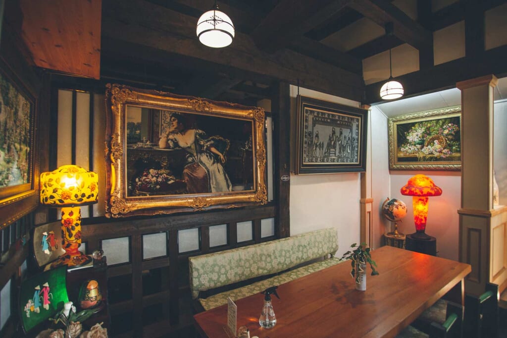 Des tableaux venus du monde entier dans un restaurant traditionnel japonais