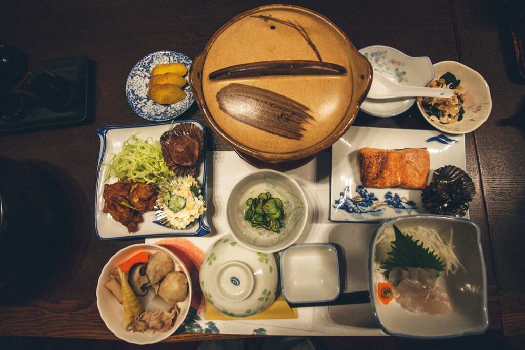 La multitude de plats composant un repas traditionnel japonais