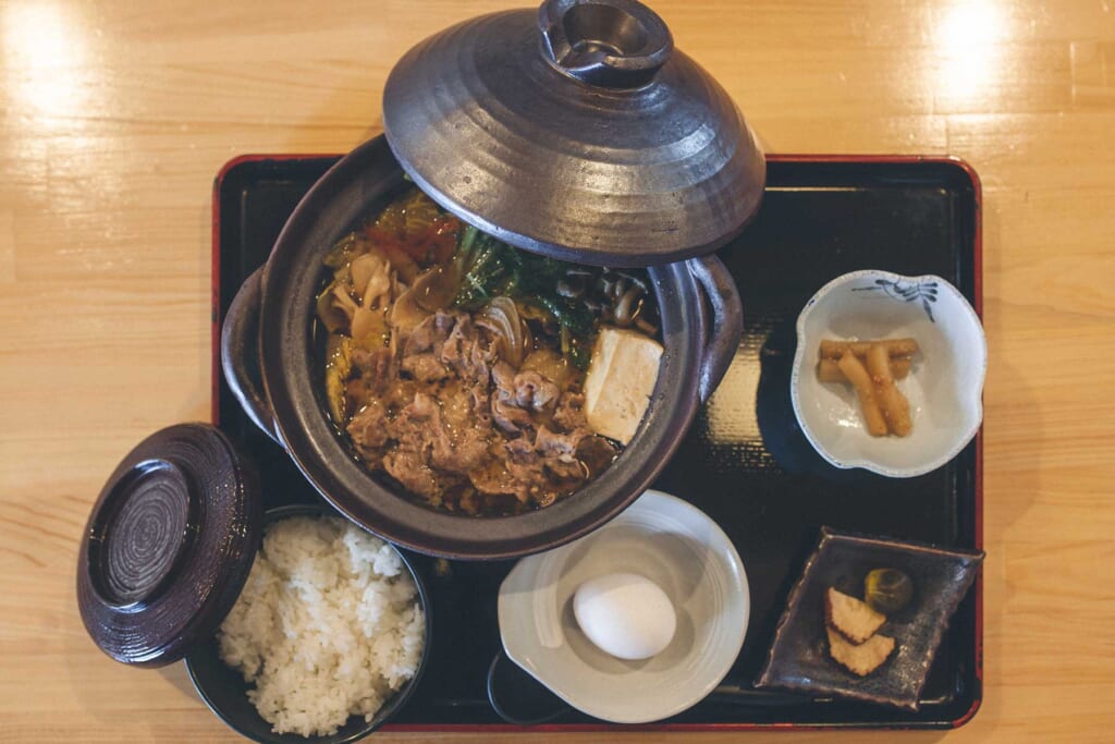 Menu du déjeuner dans un restaurant japonais, composé d'un nabe à la viande