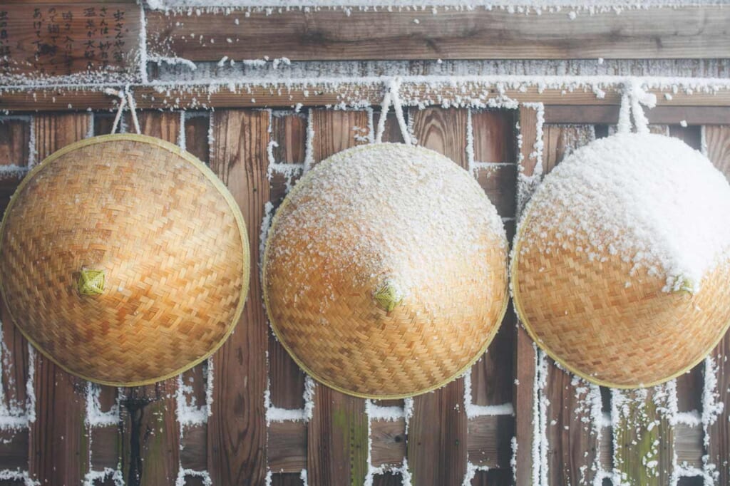 chapeaux traditionnels japonais sous la neige
