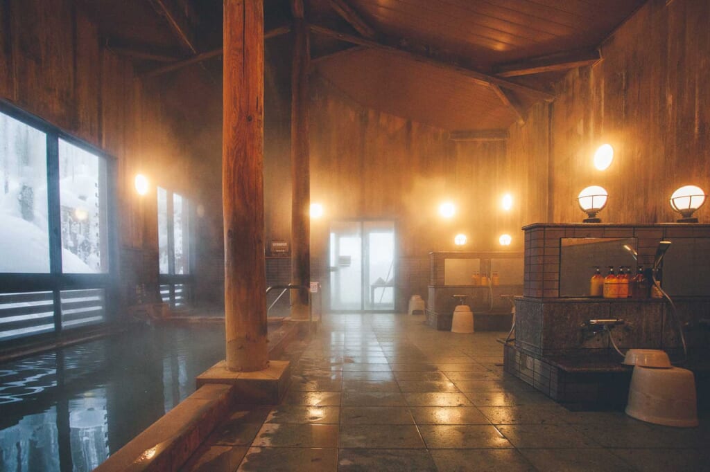 Bain onsen intérieur d'un hotel japonais à Semboku