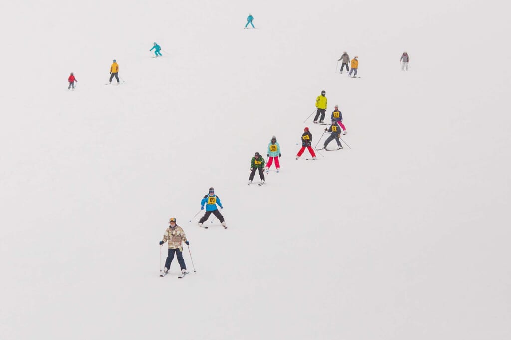 Des japonais skiant sur les pistes de la station de ski de Tazawako