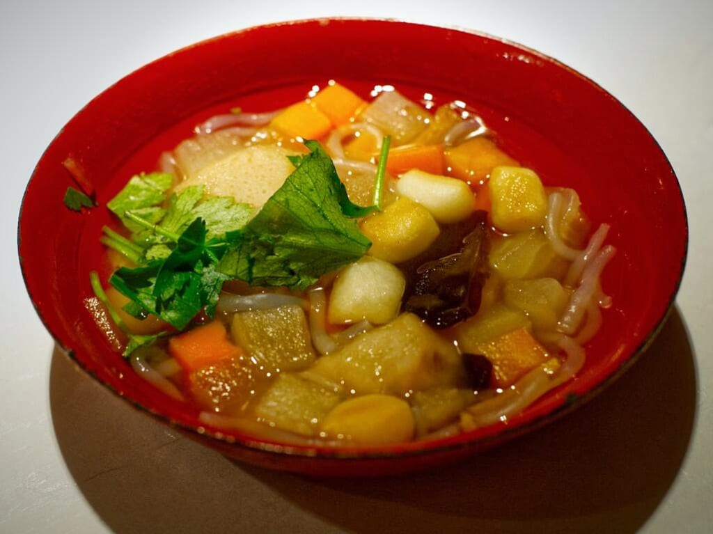 soupe aizu kazuyu, un plat japonais à partir de légumes et de coquilles saint-jacques