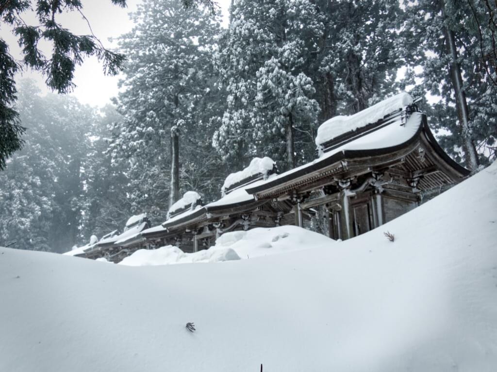 Des sanctuaires shintoïstes sous la neige en hiver, dans une forêt au Japon