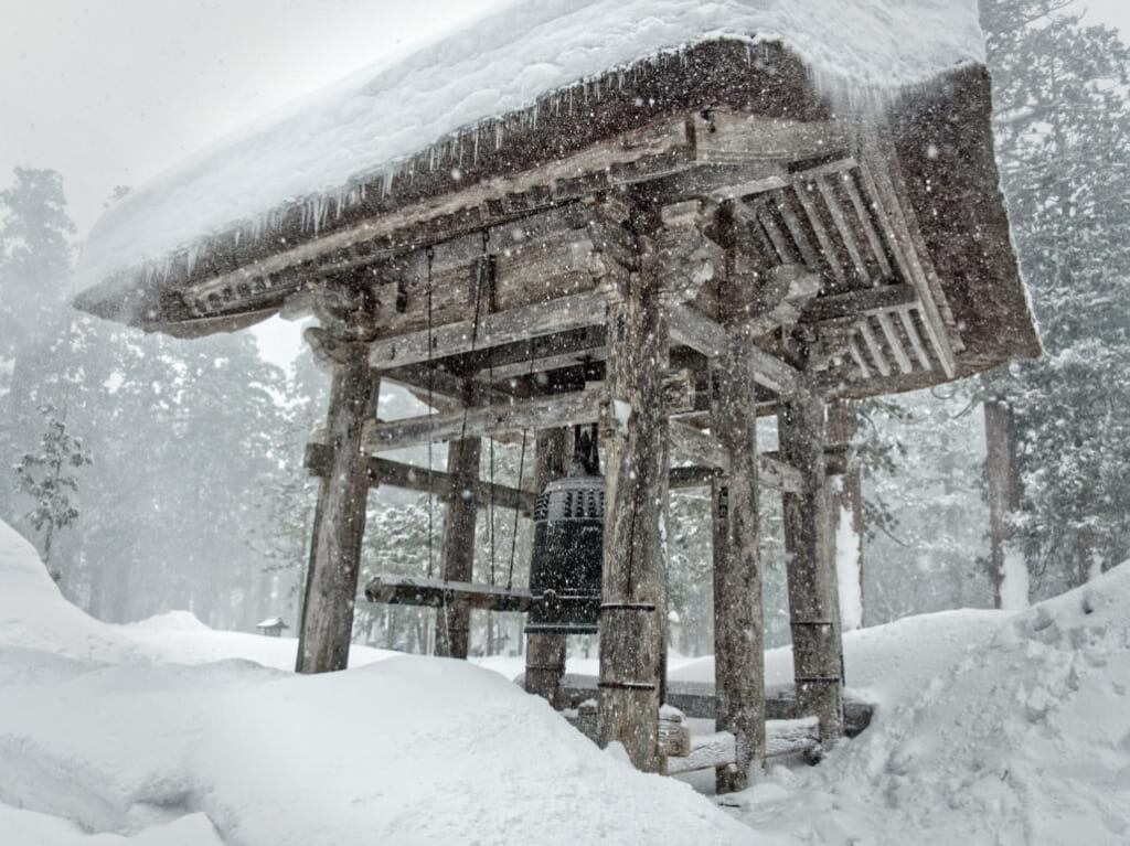 Une cloche traditionnelle japonaise sur le mont Haguro en hiver