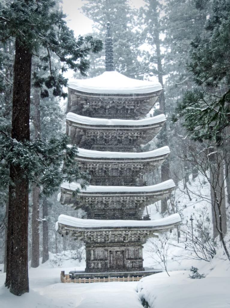 Une pagode bouddhiste sous la neige dans les forêts du mont Haguro