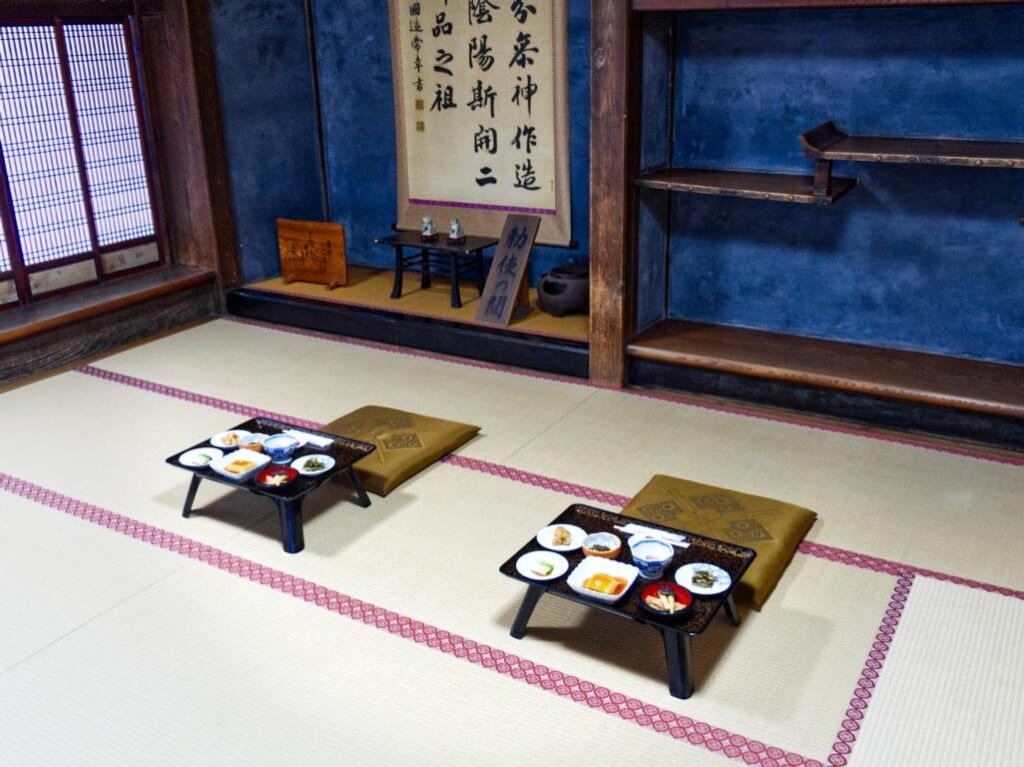 Deux plateaux de cuisine shojin ryori dans une pièce traditionnelle japonaise en tatamis