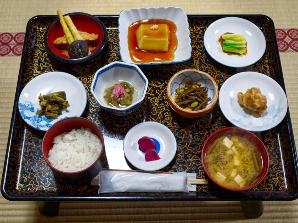 Un repas bouddhiste traditionnel au Japon, composé d'une multitude de petits plats