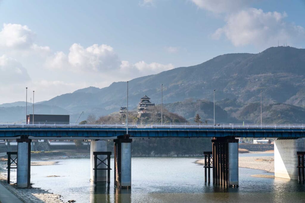 Un pont au-dessus de la rivière Hiji devant le château d'Ozu