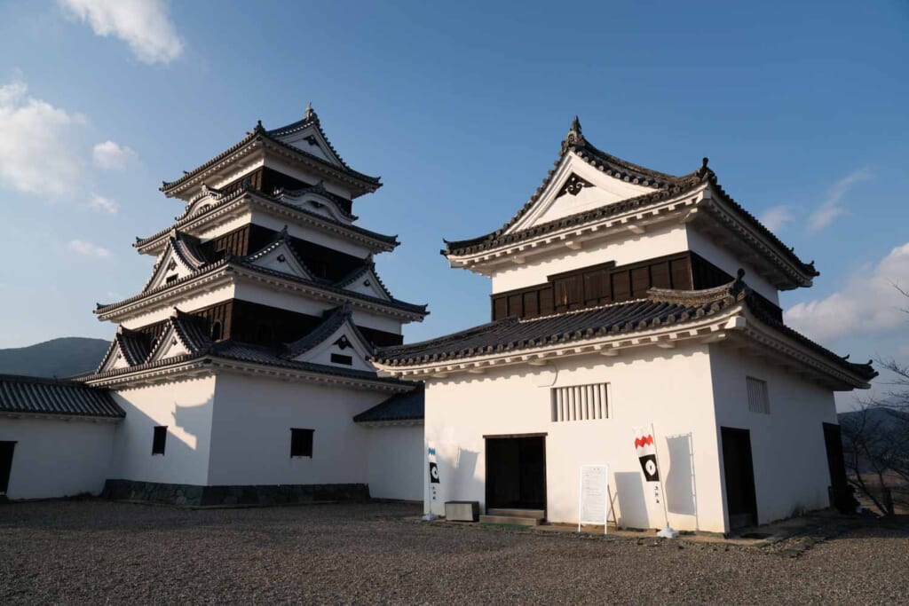Un château japonais aux murs blancs à Ozu