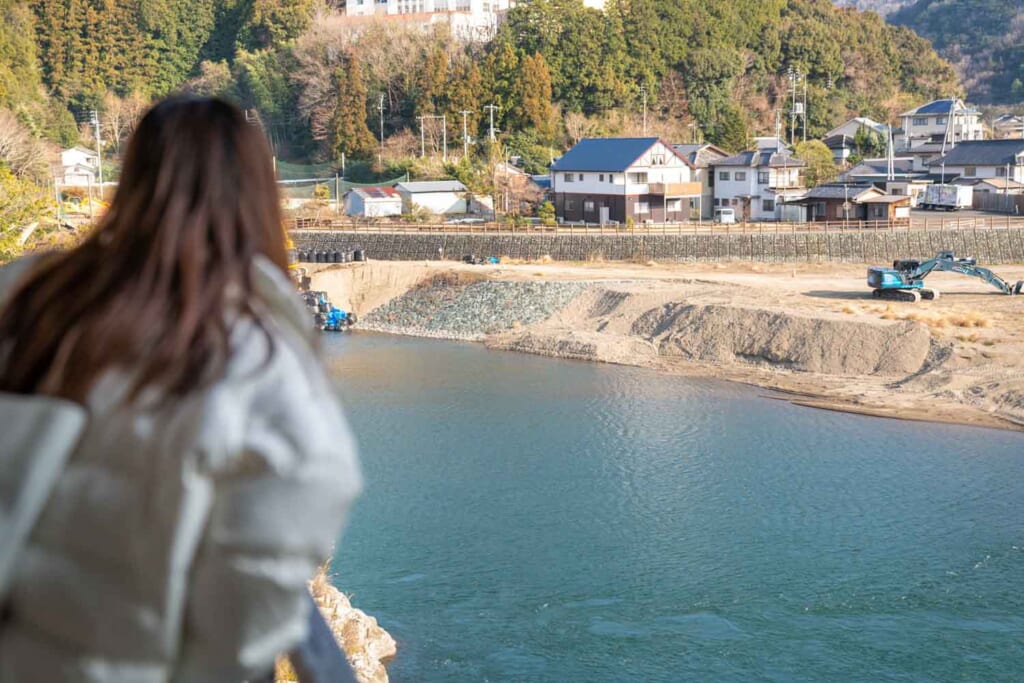 Une femme profite de la vue sur une rivière japonaise à Shikoku