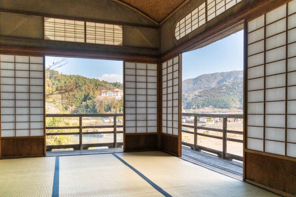 Maison de thé japonaise au sol en tatamis avec vue