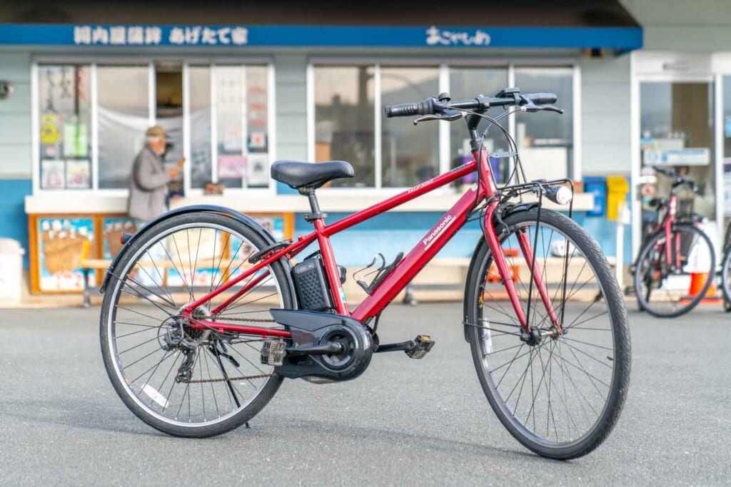 Un vélo dans les rues d'une petite ville japonaise de Shikoku