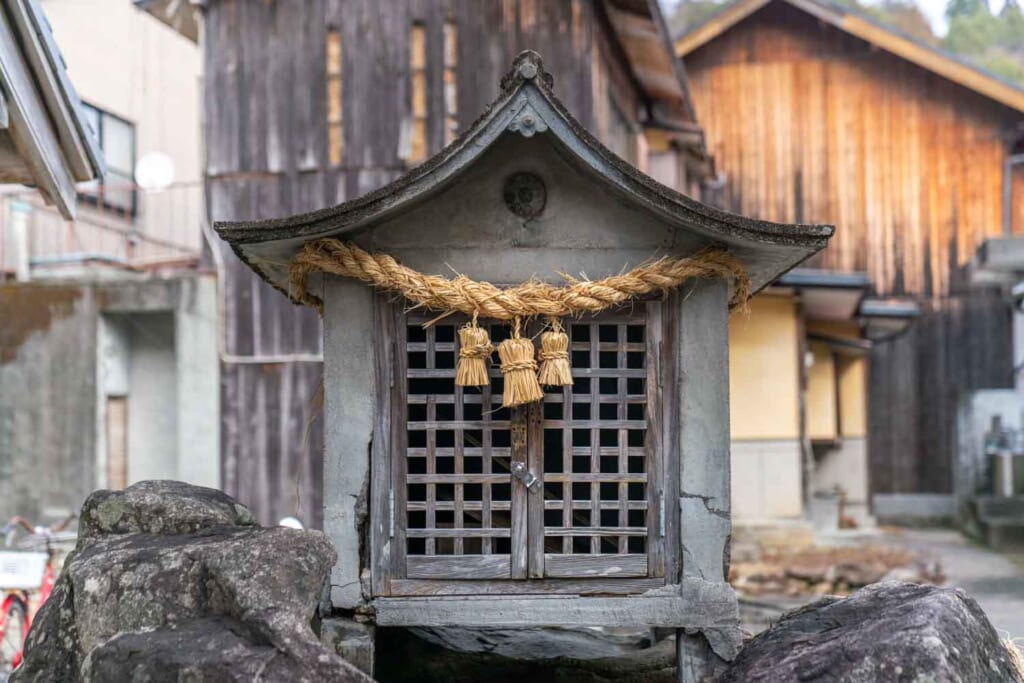 Un petit sanctuaire japonais dans un village de la préfecture d'Ehime