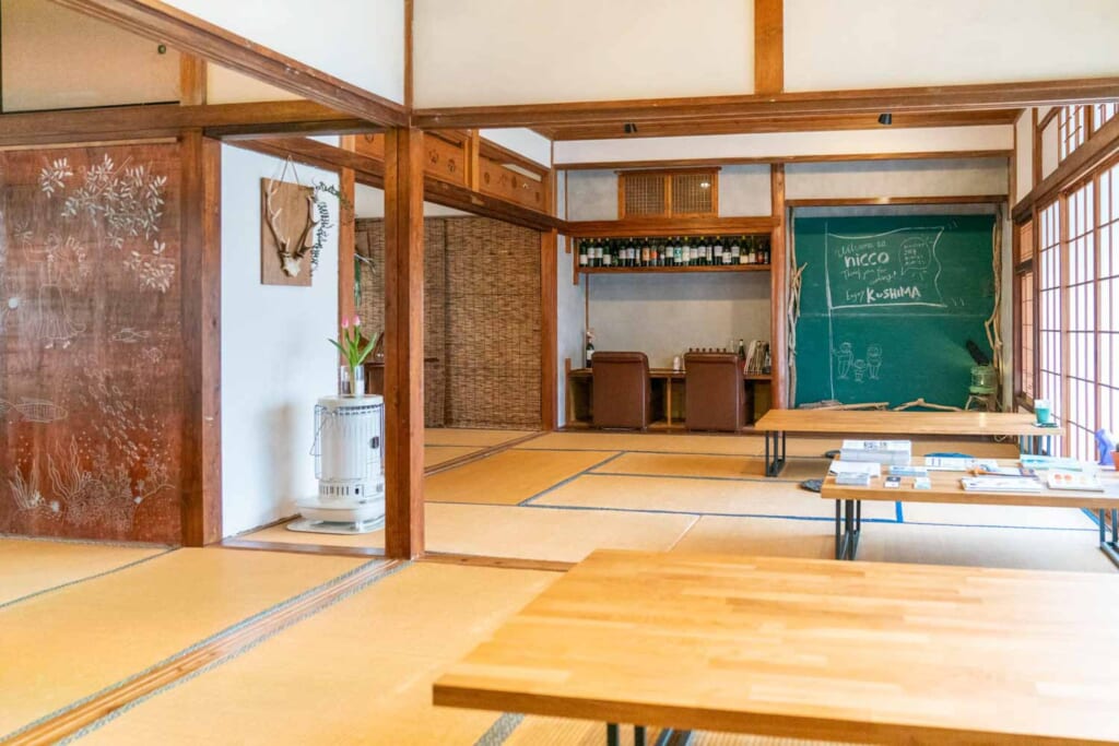 Salle de restaurant à l'ambiance traditionnelle sur une petite île du Japon