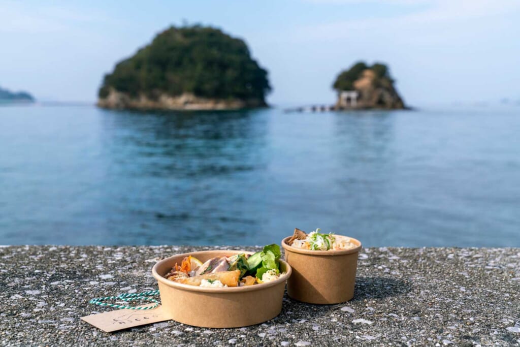 Un plat de cuisine japonaise devant de petits îlots au large de Shikoku