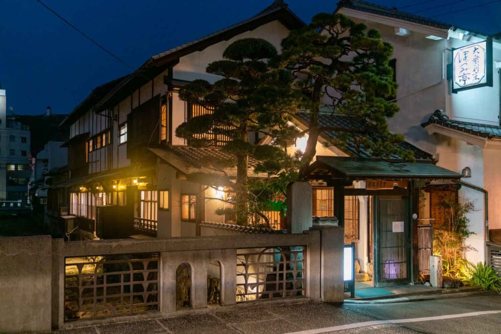 Un restaurant japonais d’apparence traditionnelle éclairé dans la nuit
