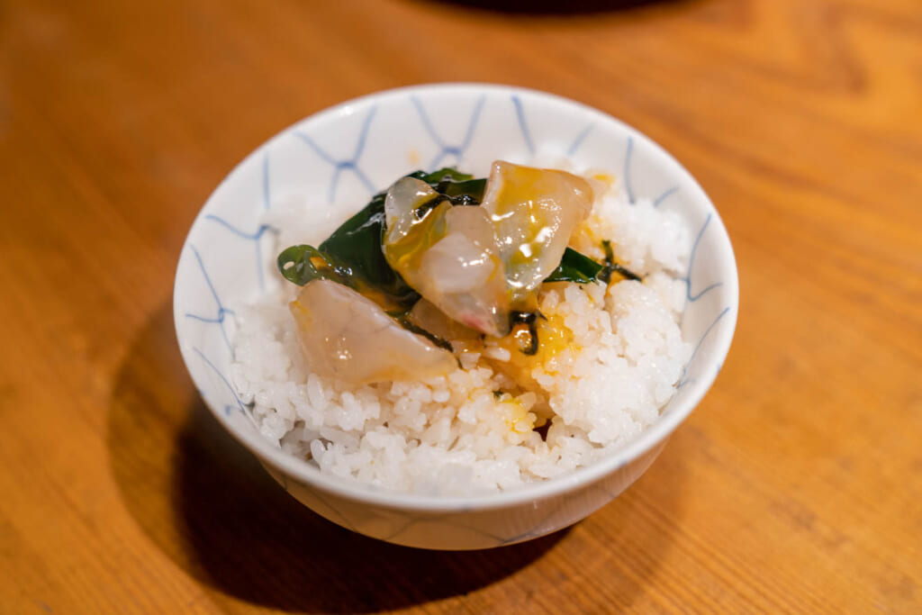 bol de riz avec poisson cru : le tai meshi, une spécialité de la préfecture d'Ehime au Japon