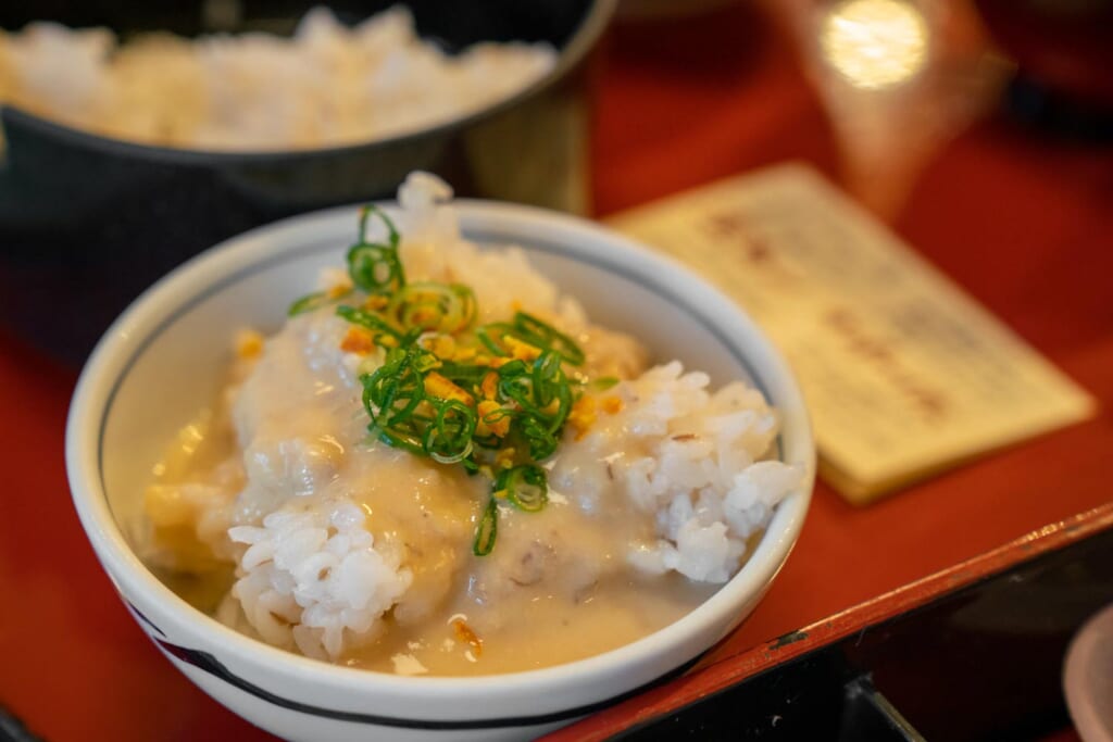 purée de poisson et de miso sur du riz : le satsuma meshi, une spécialité japonaise locale de la préfecture d'Ehime
