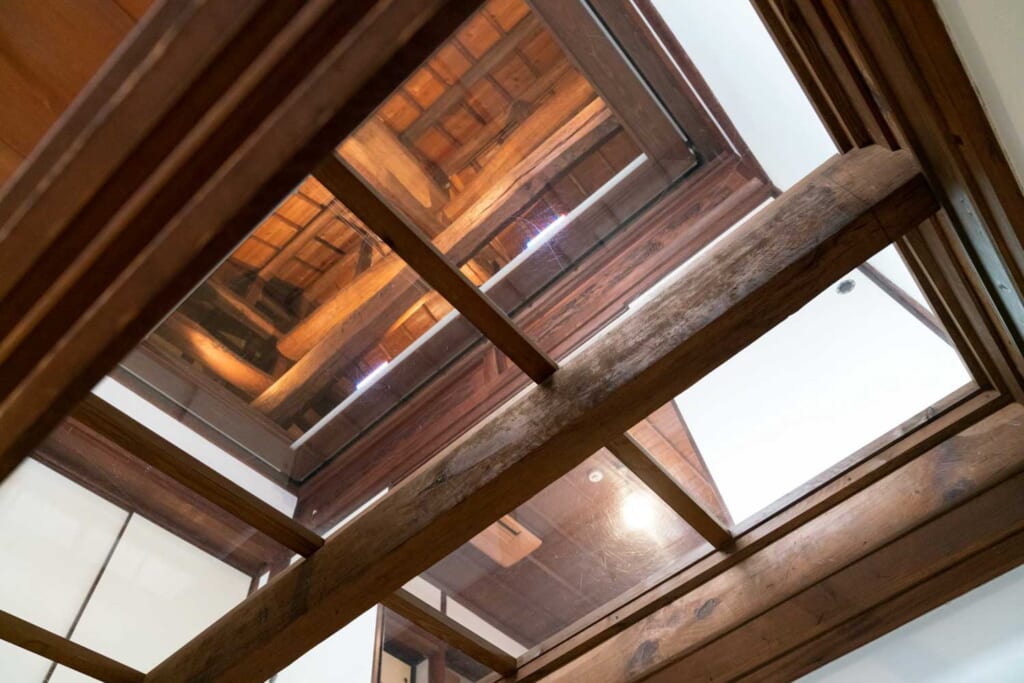 Plancher en plexiglas du du dessous dans une auberge traditionnelle japonaise