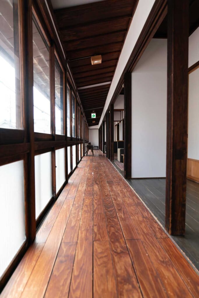 Un couloir en bois dans un ryokan de la préfecture d'Ehime