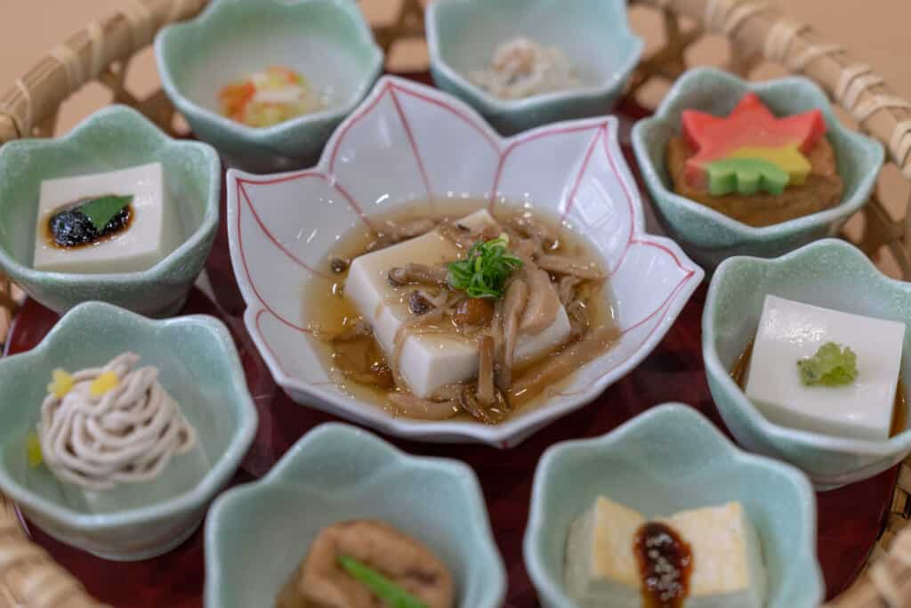 Assortiment de goma tofu, ou tofu au sésame, une spécialité japonaise de la préfecture de Wakayama