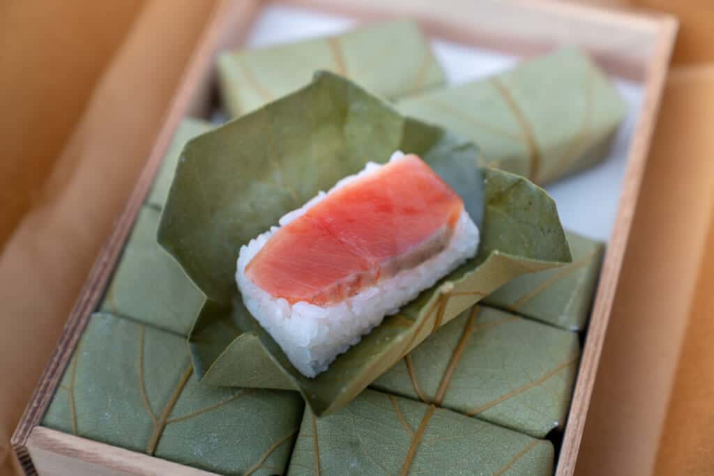 Un sushi enveloppé dans une feuille de kaki