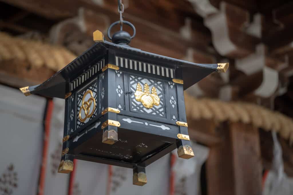 Lanterne japonaise richement décorée suspendue à l'entrée d'un sanctuaire