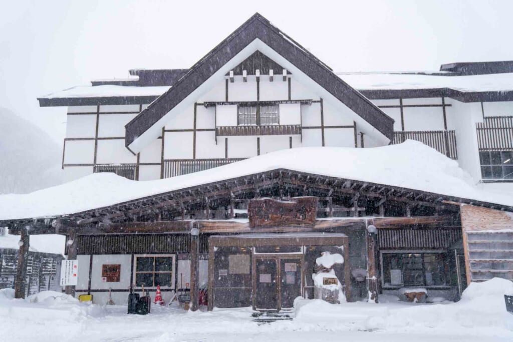 Un ryokan japonais sous la neige dans la préfecture d'Aomori