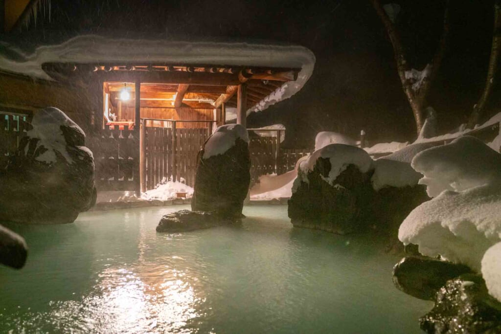 Bain onsen extérieur sous la neige dans des montagnes du Japon